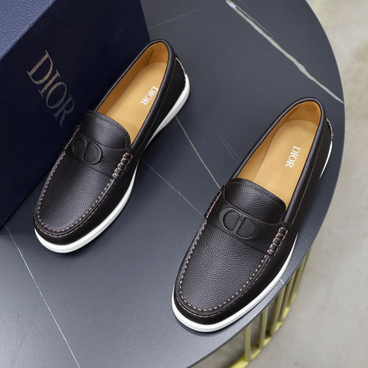 Ex-factory price: 560🙅‍♂️🙅‍♂️🙅‍♂️ Brand: Dior DIOR Standard code: Men's code 38/44 (45 can be customized) Grade: Same as the official website Material: Original cowhide stitching, cowhide lining, original TPU wear-resistant soft outsole Style categories: Leisure and sports version, footwear for driving, young fashion, European and American trends, British style Color: actual picture color